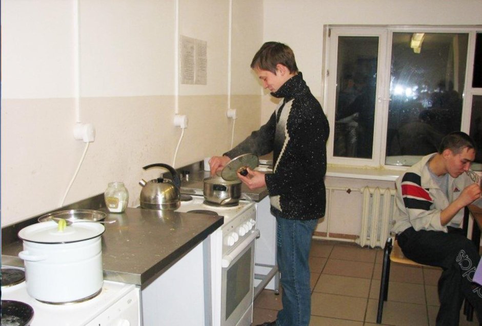 Интерьер кухни в общежитии