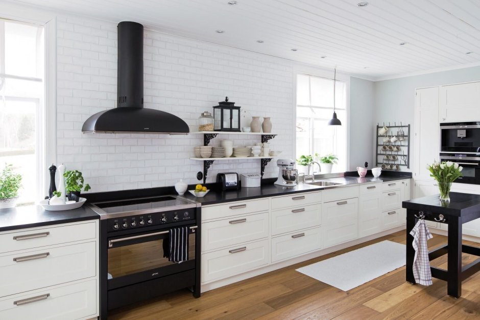 Классическая белая кухня без верхних шкафов крупная плитка