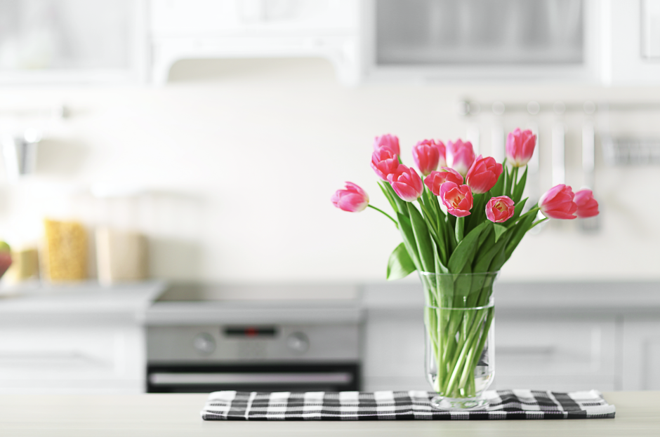 Тюльпаны на кухонном столе