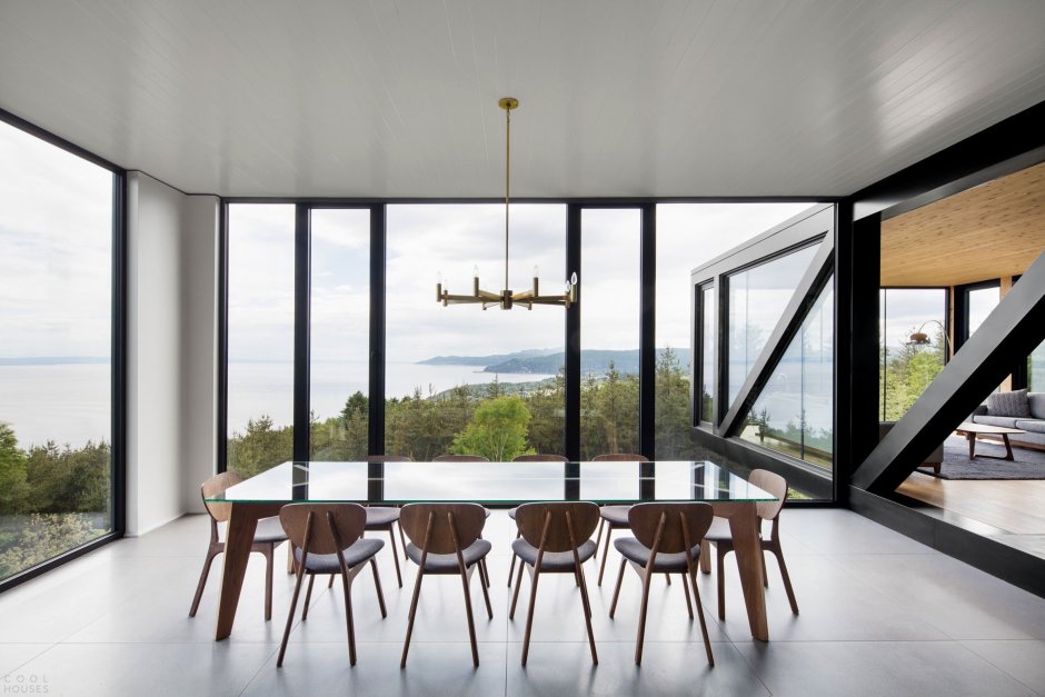 Интерьер кухни с панорамным окном