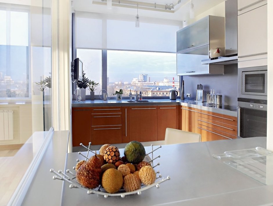 План узкой кухни с панорамными окнами