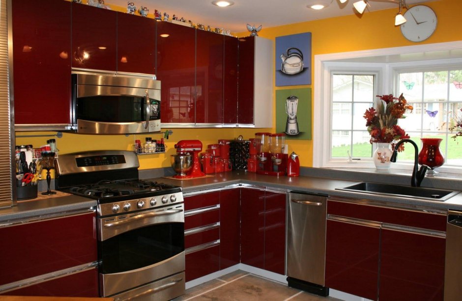 Кухня бордовый гарнитур и яркие стены