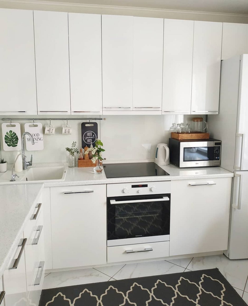 Фото белая кухня с белой техникой фото