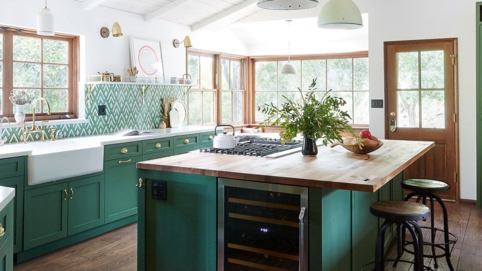 Кухня изумрудного цвета в деревянном доме