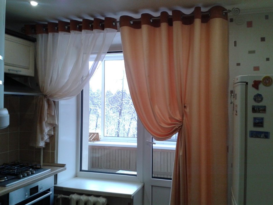 Бежевые шторы на кухню с балконной дверью