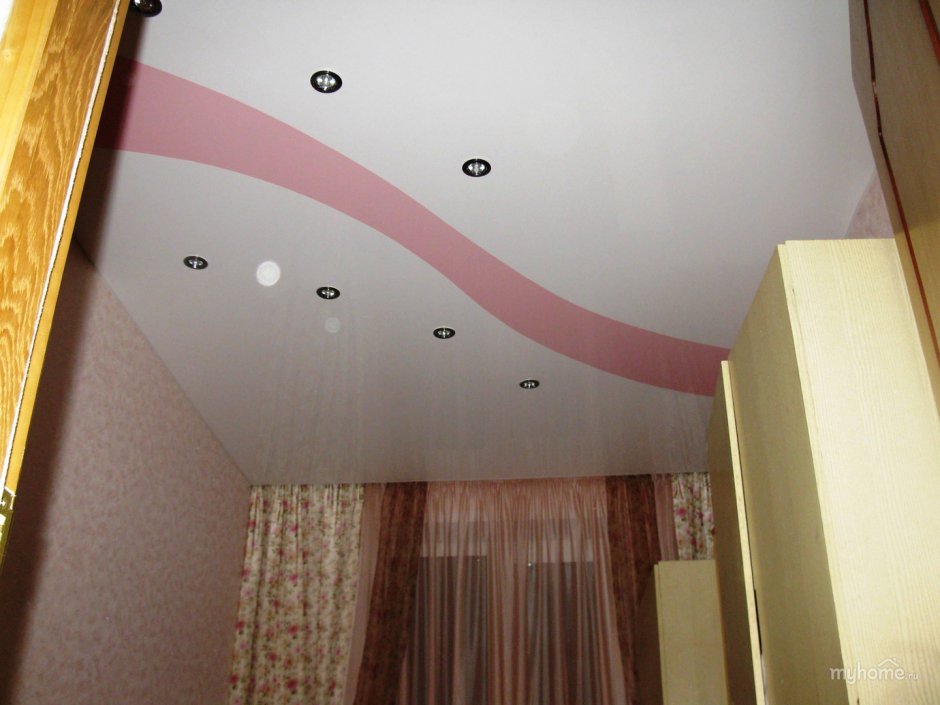 Шовный двухцветный натяжной потолок