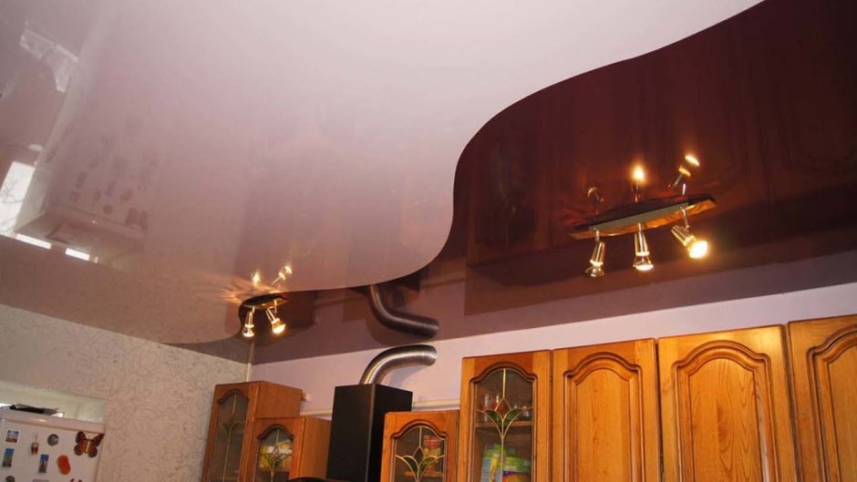 Подвесной потолок на маленькой кухне
