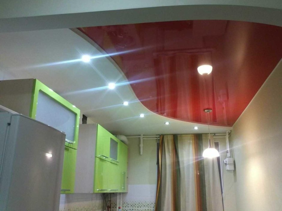 Двухцветный потолок на кухне