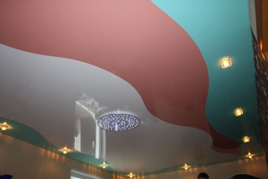 Двухцветный натяжной потолок в гостиной