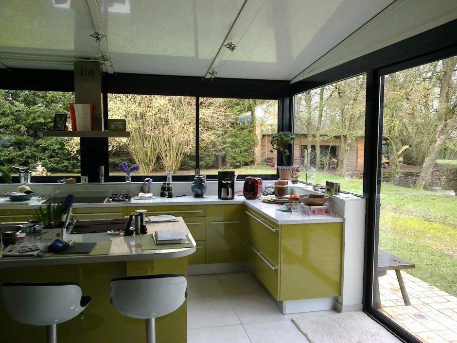 Летняя кухня застекленная с односкатной крышей