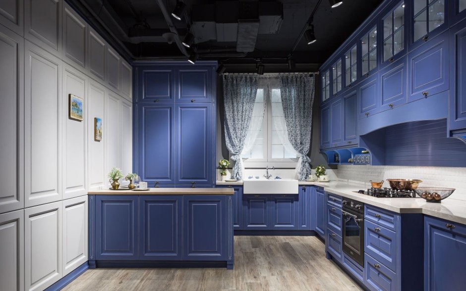 Синяя кухня с мраморным фартуком