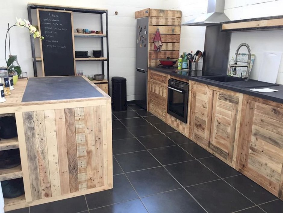 Кухонная мебель из деревянных поддонов