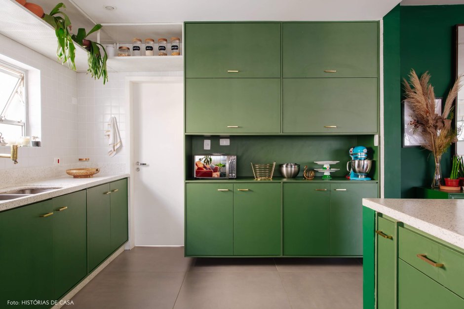 Кухня в английском стиле зеленая