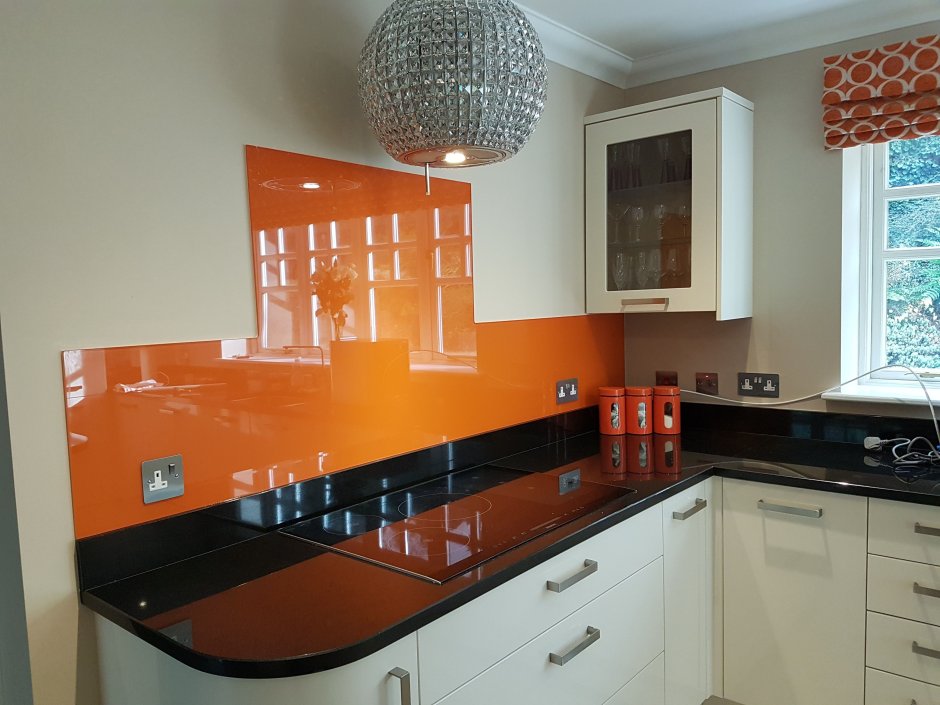 Кухня оранжевая на белом фоне