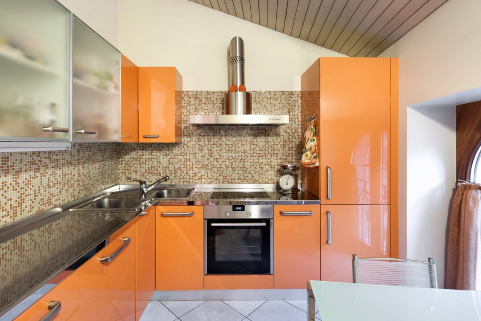 Оранжевая кухня со стеклянным фартуком