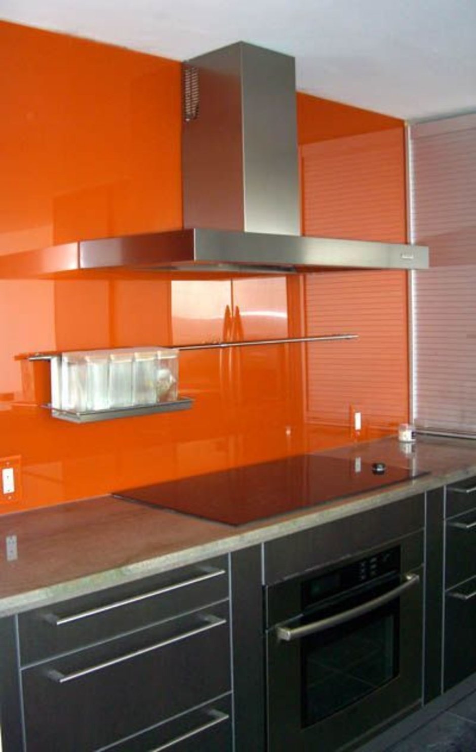 Кухонный гарнитур с оранжевым фартуком