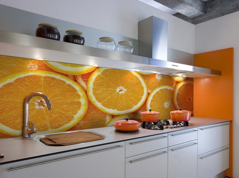 Оранжевая кухня со стеклянным фартуком