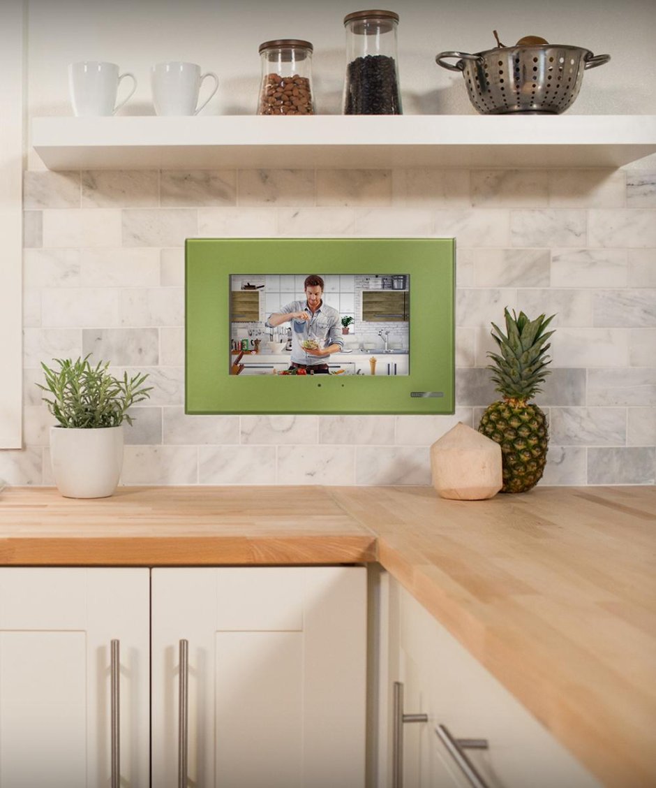 Телевизор на кухне над столом