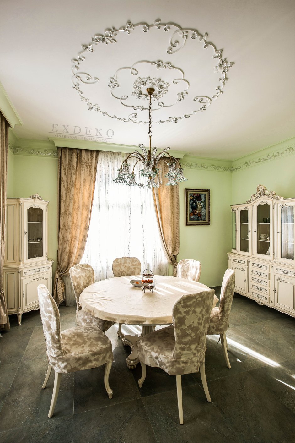 Лепнина в интерьере кухни