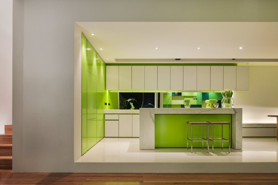 Зеленые обои на кухне