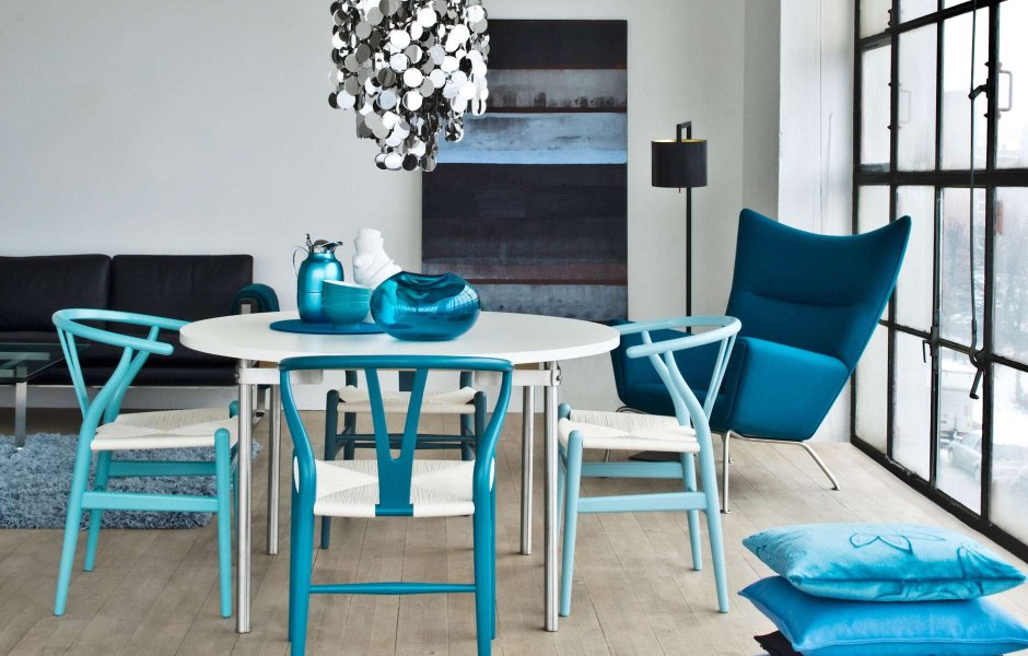 Бирюзовые стулья в интерьере