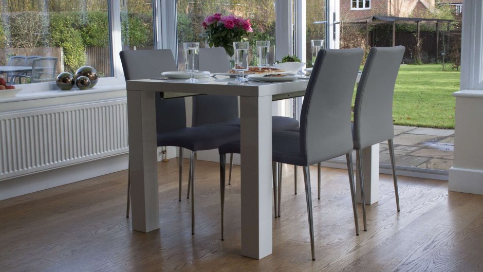 Стулья к серому столу