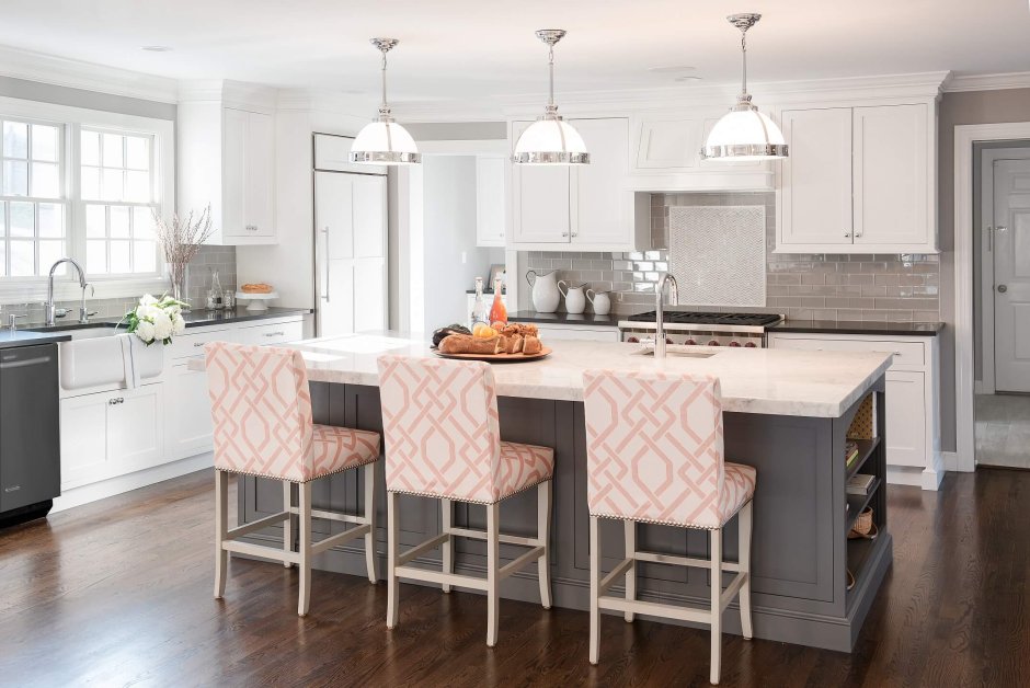Кухня в пудровых тонах с островом