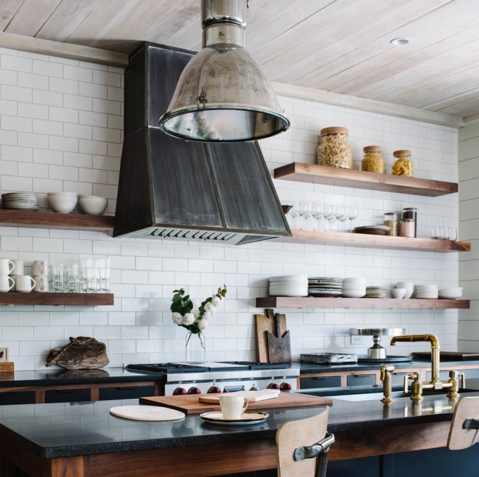 Интерьер кухни в современном стиле лофт с акцентными панелями