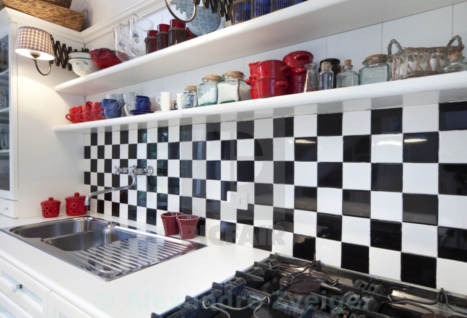 Плитка в шахматном порядке на кухне