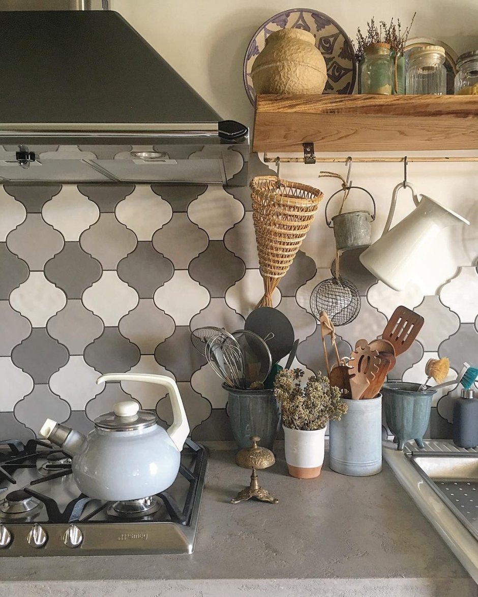Плитка Арабеска на кухонном фартуке в интерьере