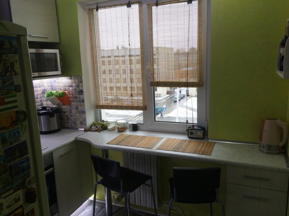Маленькая кухня с мойкой у окна
