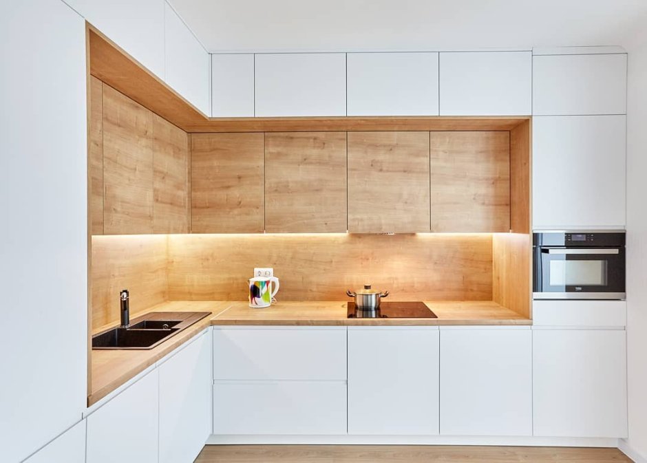 Дизайн белой кухни с деревянной столешницей