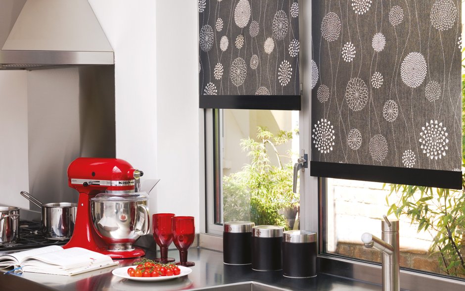 Шторы красные с черным