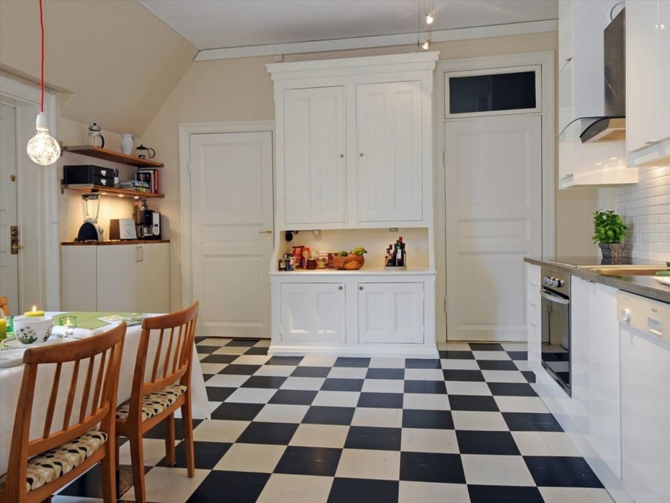 Кухня в скандинавском стиле с плиткой на полу