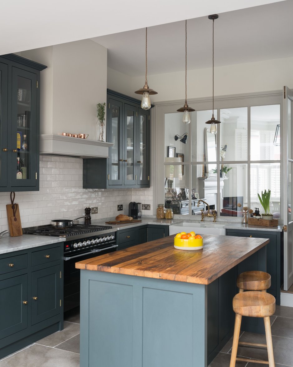 Голубой кухонный гарнитур с деревянной столешницей