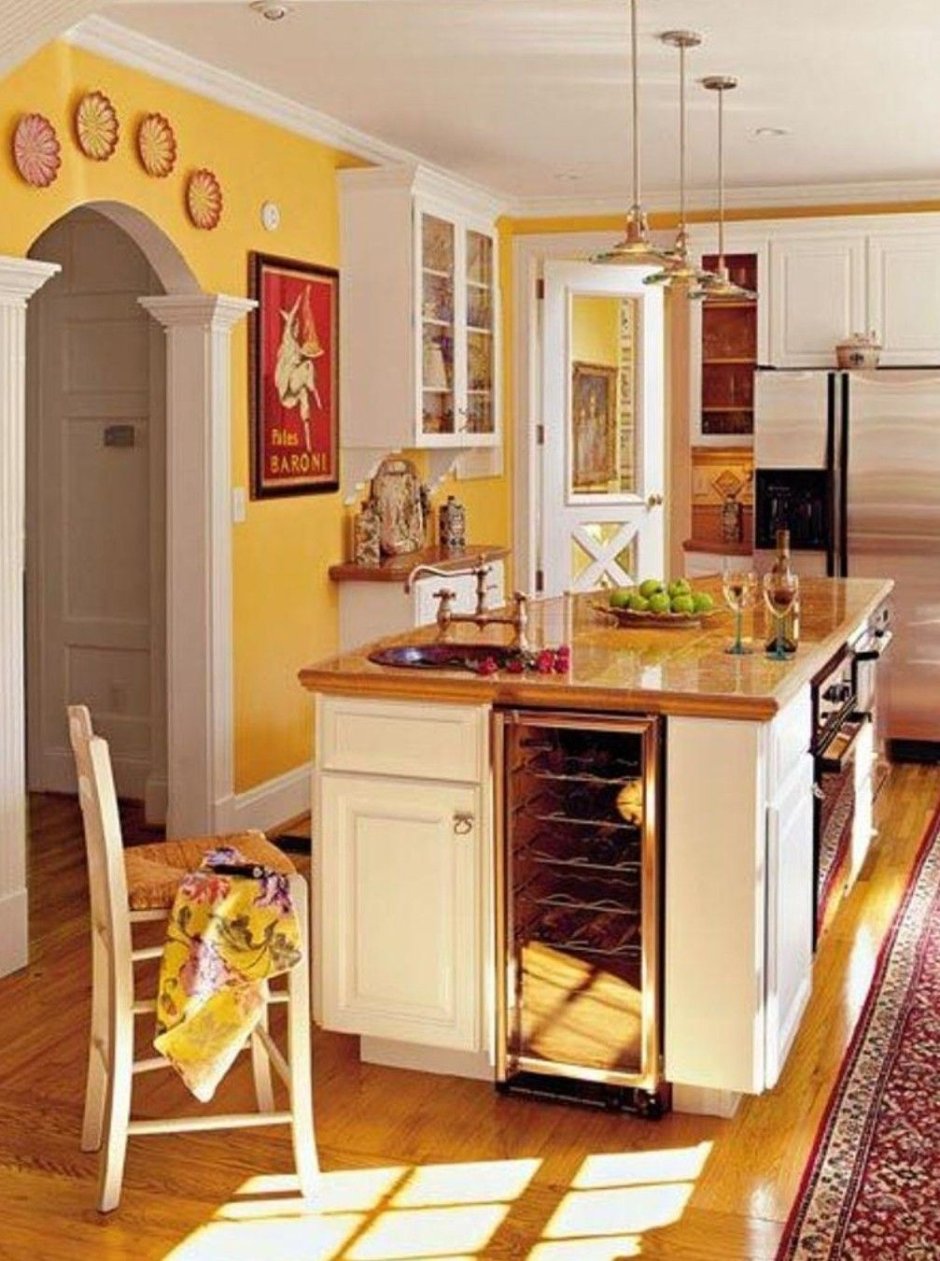 Декор желтой стены на кухне