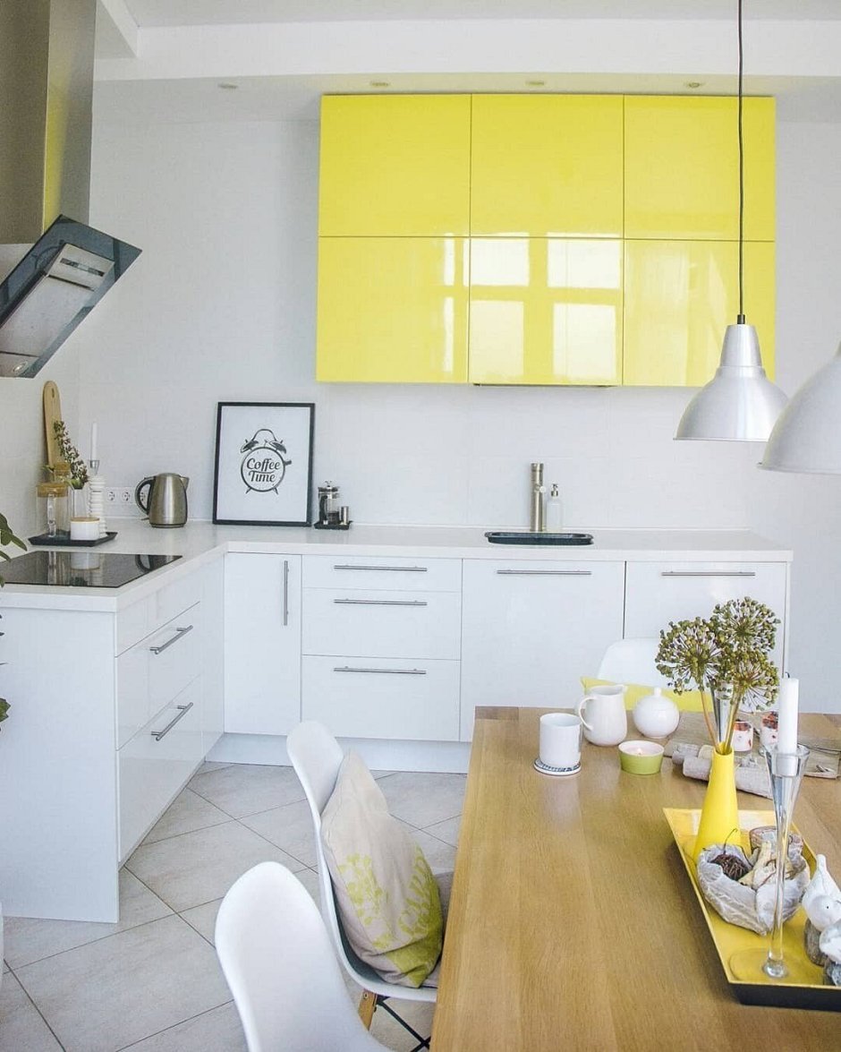 Светло желтая кухня