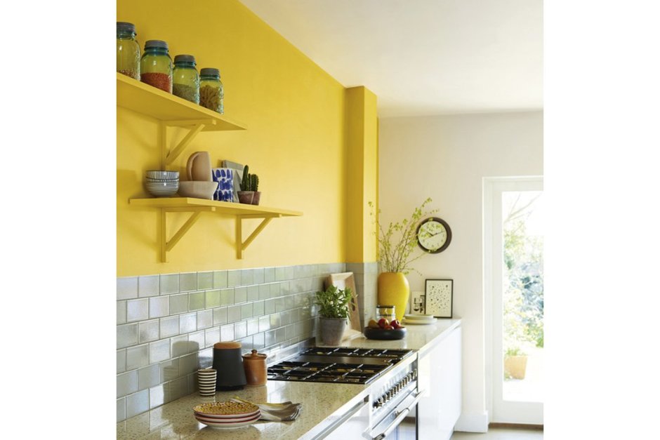 Серая и желтая краска на стене кухни
