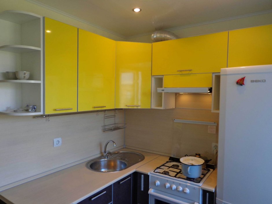 Желтая кухня угловая хрущевка