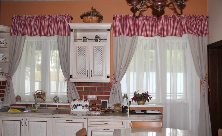 Легкие шторы на кухню