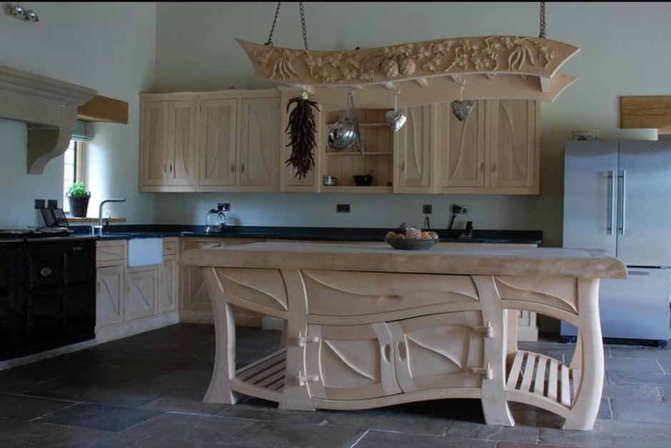 Необычные кухонные гарнитуры из дерева