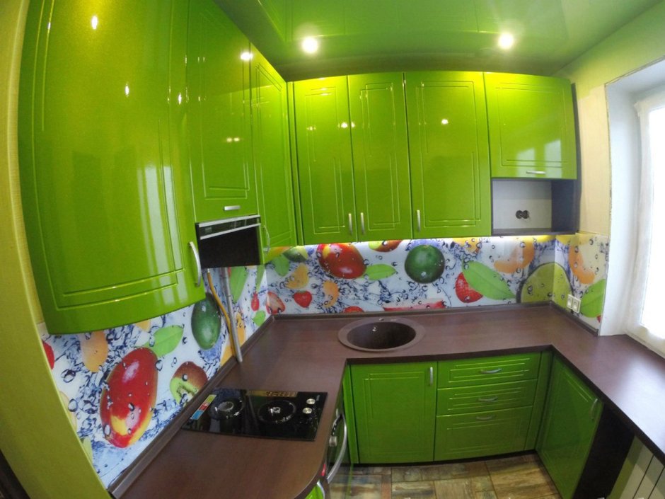 Зеленая кухня 5 кв м