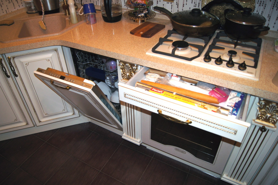 Встраиваемая посудомоечная машина на кухне без цоколя
