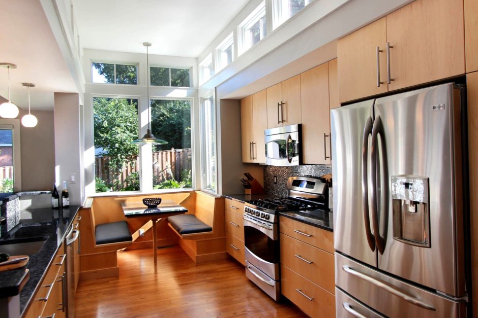 Дизайн узкой кухни с окном (68 фото)
