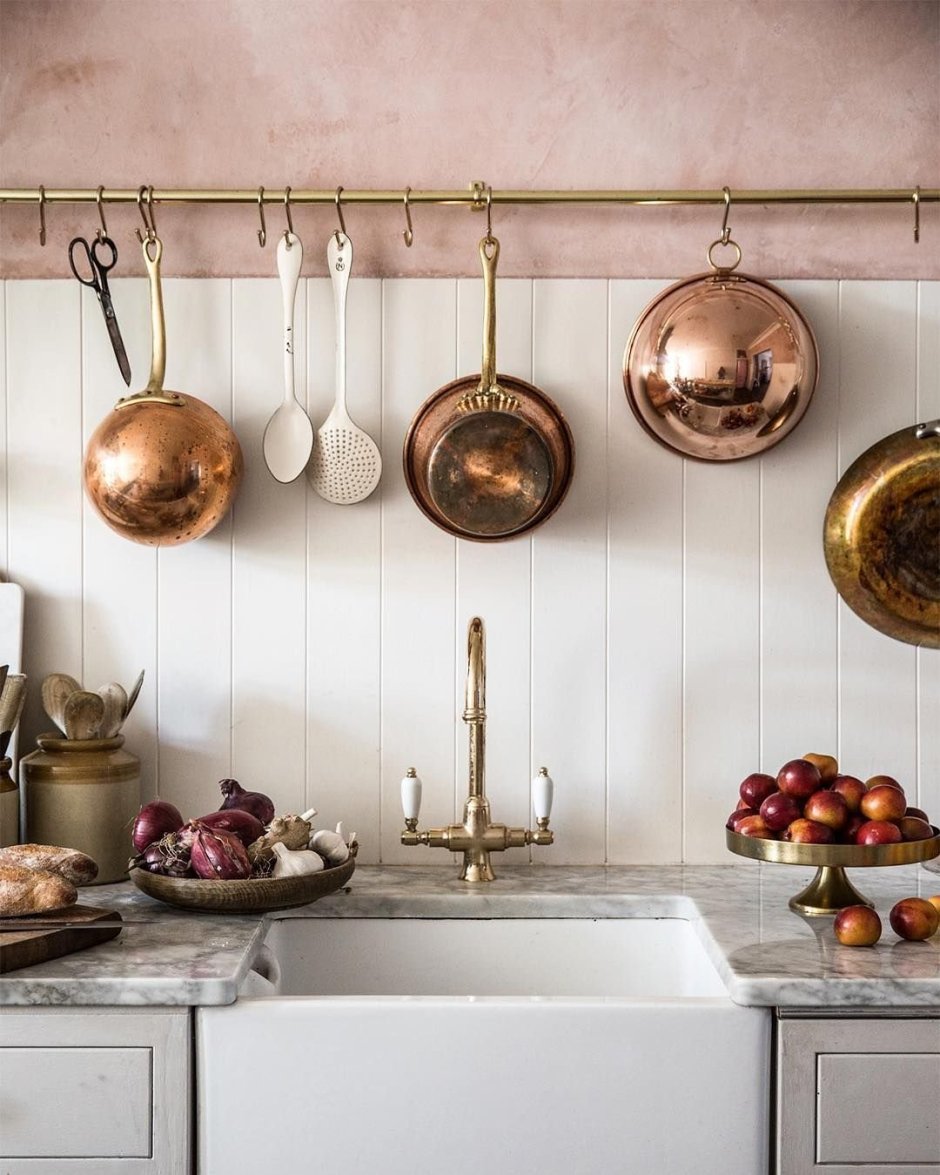 Розовое золото на кухне декор