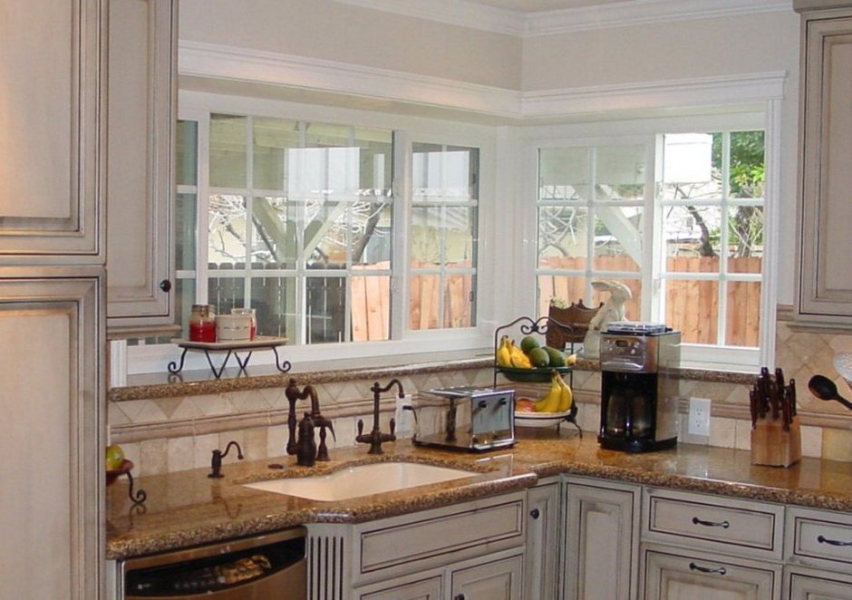 Угловые кухонные гарнитуры с окном