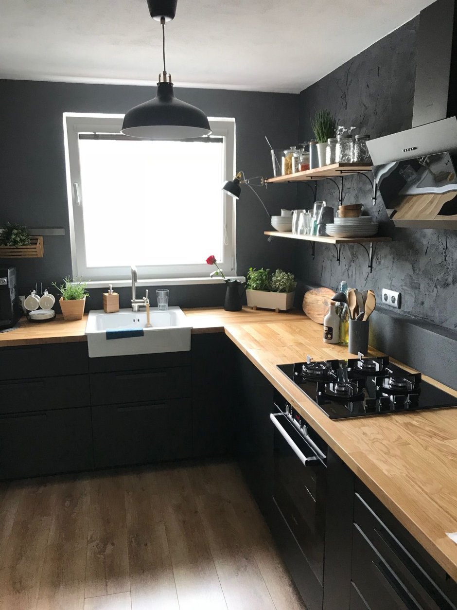 Кухня белая с черной столешницей в интерьере