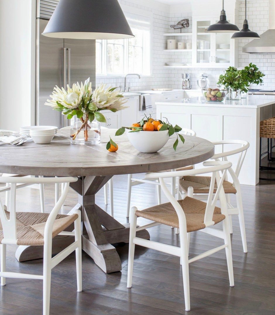 Белый деревянный стол для кухни