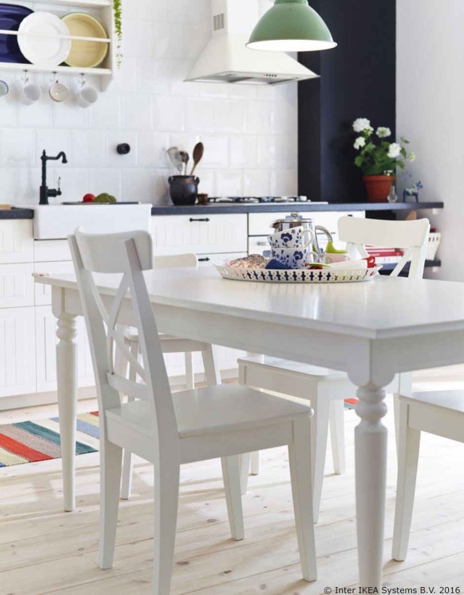 Белый овальный стол на кухню