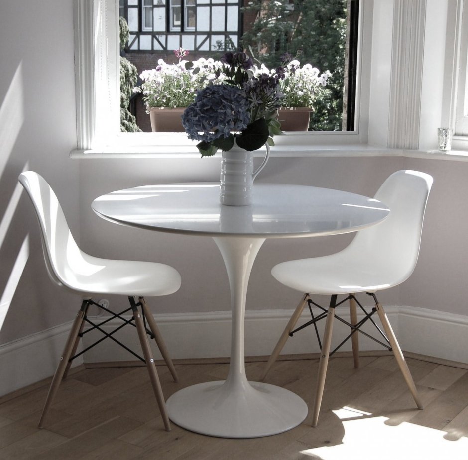 Белый круглый обеденный стол в интерьере кухни